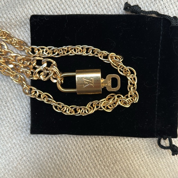 Luis Vuitton 🔐 Lock & Key #320 on double link chain. Nice weight. - Picture 7 of 8